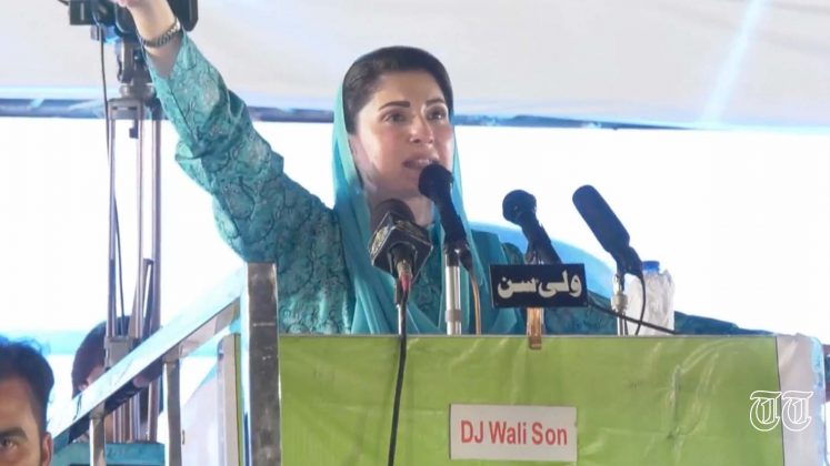 PML(N) vice president Maryam Nawaz is shown delivering a speech to a congregation at Gujrat.